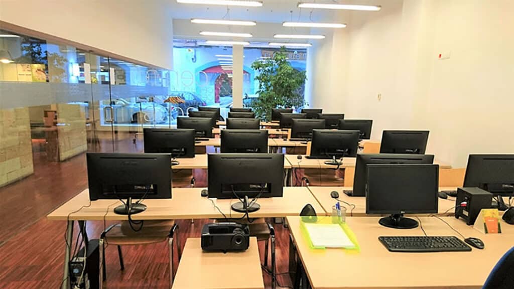 aula de TIC con ordenadores y proyector de Albay Formación