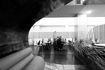 Alumnos estudiando dentro de un aula con ordenadores, fotografía en blanco y negro