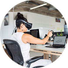 mujer probando gafas de realidad virtual durante una formación en albay